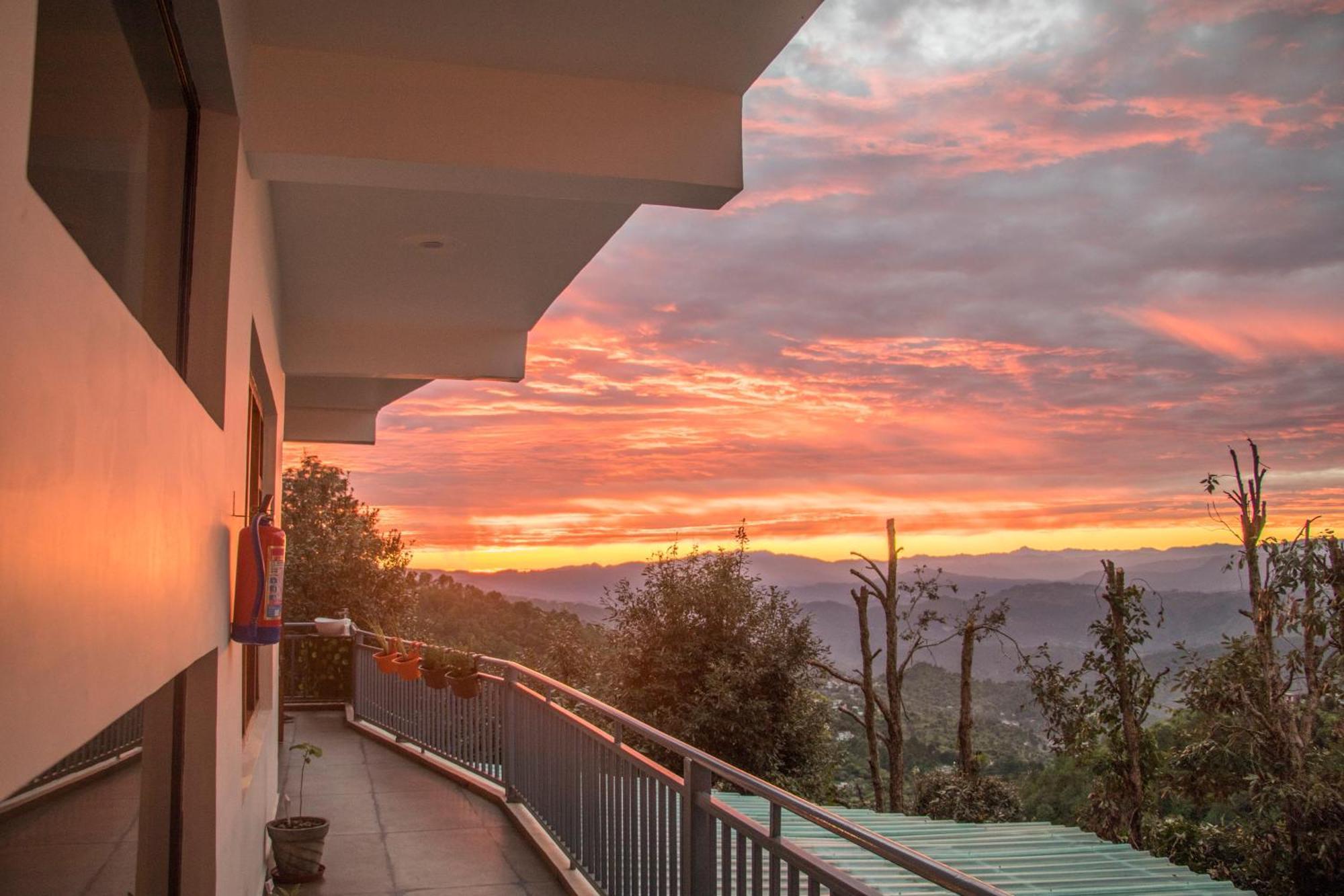 Alpine Rhapsody Hotel Ranikhet Exterior photo